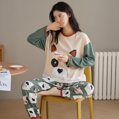 Ženska pidžama iz dva dijela sa šarenim aplikacijama