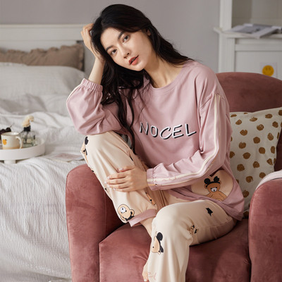 Ženska pidžama iz dva dijela sa šarenim aplikacijama