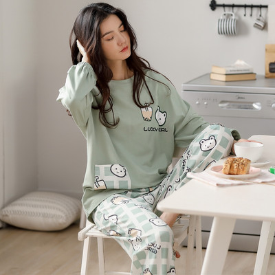 Ženska pidžama iz dva dijela sa šarenim aplikacijama