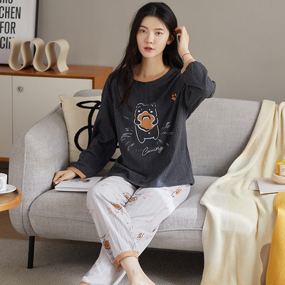 Ženska pidžama iz dva dijela sa šarenim aplikacijama