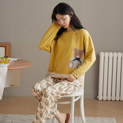 Ženska pidžama iz dva dijela sa šarenim aplikacijama