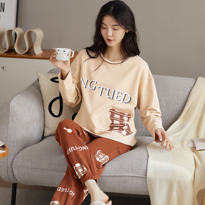 Ženska pidžama iz dva dijela sa šarenim aplikacijama