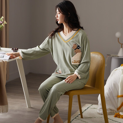 Ženska pidžama iz dva dijela sa šarenim aplikacijama