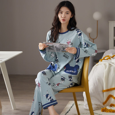 Ženska pidžama iz dva dijela sa šarenim aplikacijama