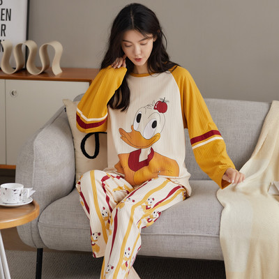 Ženska pidžama iz dva dijela sa šarenim aplikacijama