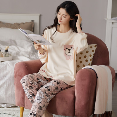 Ženska pidžama iz dva dijela sa šarenim aplikacijama