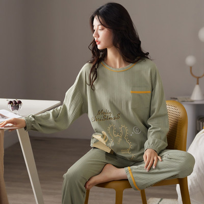 Ženska pidžama iz dva dijela sa šarenim aplikacijama