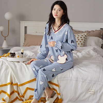 Ženska pidžama iz dva dijela sa šarenim aplikacijama