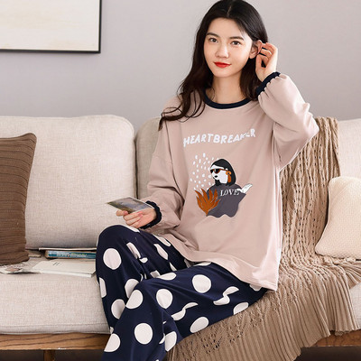 Ženska pidžama iz dva dijela sa šarenim aplikacijama