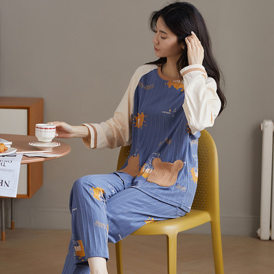 Ženska pidžama iz dva dijela sa šarenim aplikacijama