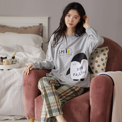 Ženska pidžama iz dva dijela sa šarenim aplikacijama