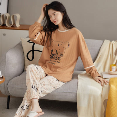 Ženska pidžama iz dva dijela sa šarenim aplikacijama