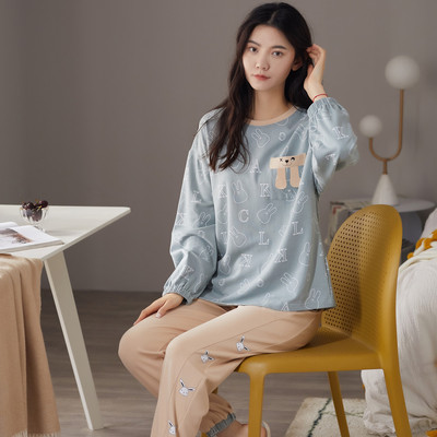 Ženska pidžama iz dva dijela sa šarenim aplikacijama