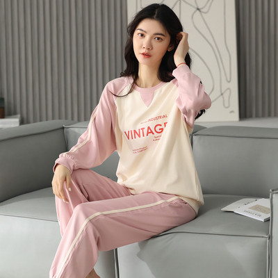 Ženska pidžama iz dva dijela sa šarenim aplikacijama