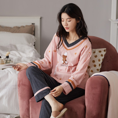 Ženska pidžama iz dva dijela sa šarenim aplikacijama