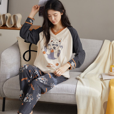 Ženska pidžama iz dva dijela sa šarenim aplikacijama