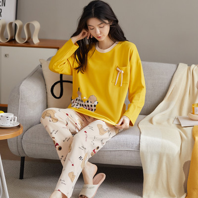 Ženska pidžama iz dva dijela sa šarenim aplikacijama