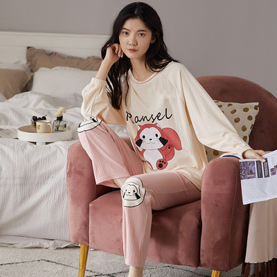 Ženska pidžama iz dva dijela sa šarenim aplikacijama