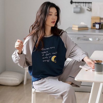 Ženska pidžama iz dva dijela sa šarenim aplikacijama