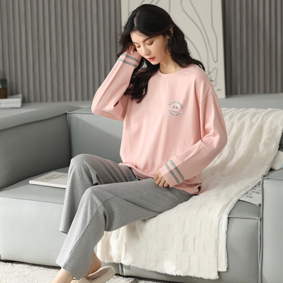 Ženska pidžama iz dva dijela sa šarenim aplikacijama