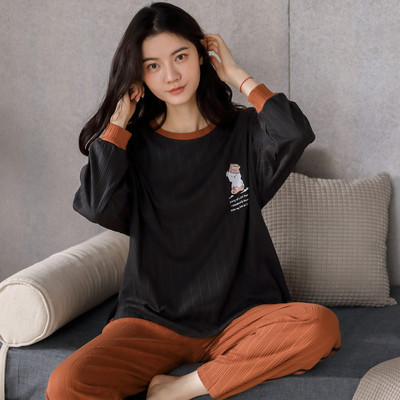 Ženska pidžama iz dva dijela sa šarenim aplikacijama