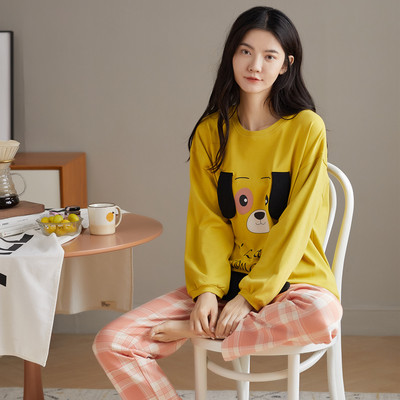 Ženska pidžama iz dva dijela sa šarenim aplikacijama