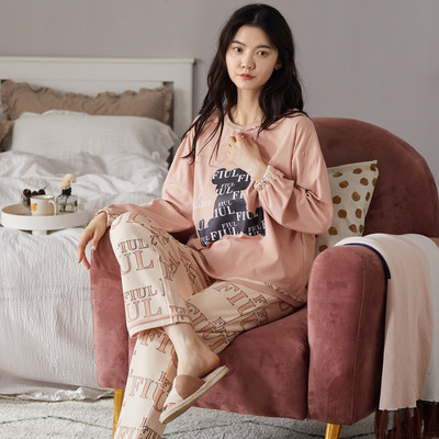 Ženska pidžama iz dva dijela sa šarenim aplikacijama