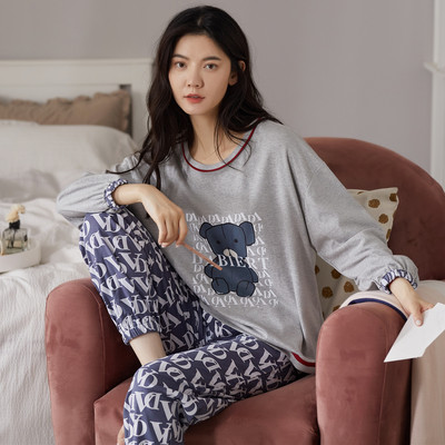 Ženska pidžama iz dva dijela sa šarenim aplikacijama