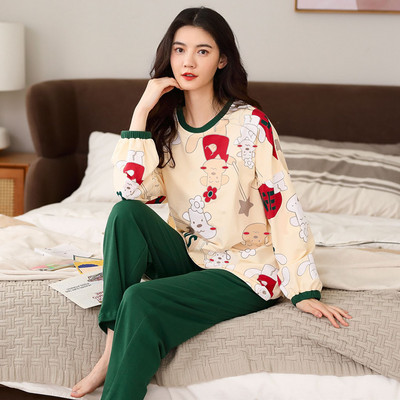 Ženska pidžama iz dva dijela sa šarenim aplikacijama