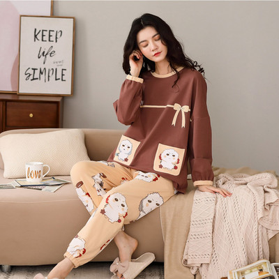 Ženska pidžama iz dva dijela sa šarenim aplikacijama