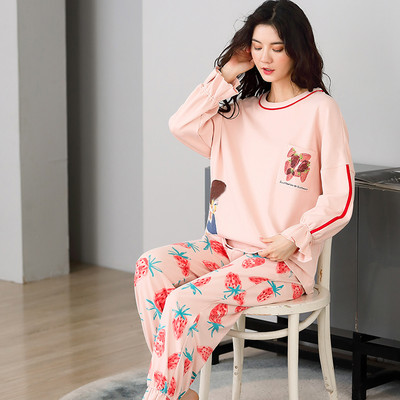 Ženska pidžama iz dva dijela sa šarenim aplikacijama