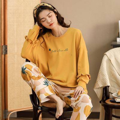 Ženska pidžama iz dva dijela sa šarenim aplikacijama