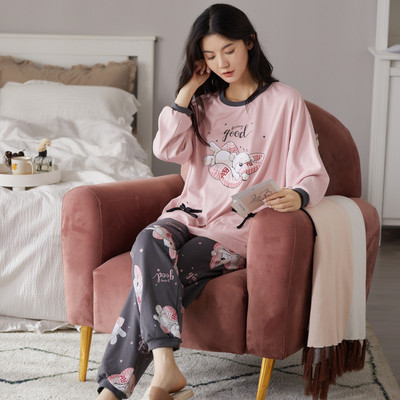 Ženska pidžama iz dva dijela sa šarenim aplikacijama