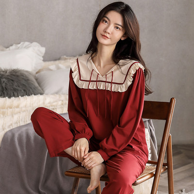 Ženska pidžama iz dva dijela sa šarenim aplikacijama