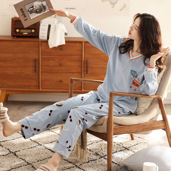 Ženska pidžama iz dva dijela sa šarenim aplikacijama