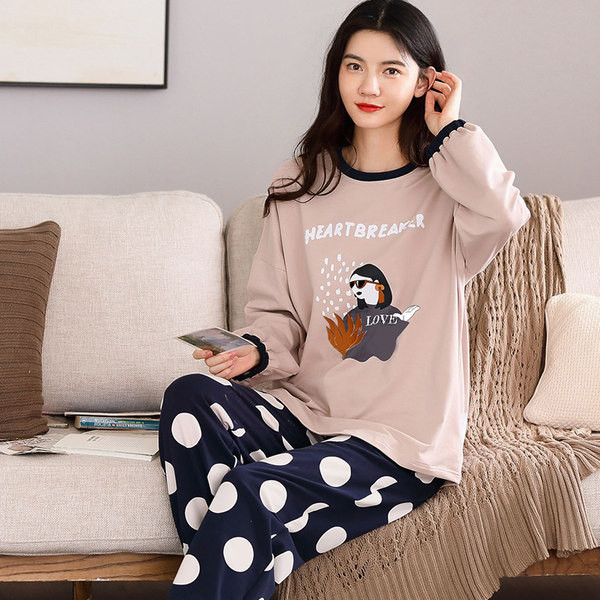 Ženska pidžama iz dva dijela sa šarenim aplikacijama