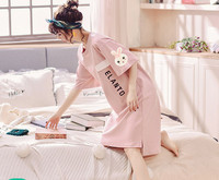 Ženska spavaćica sa aplikacijom u tri boje