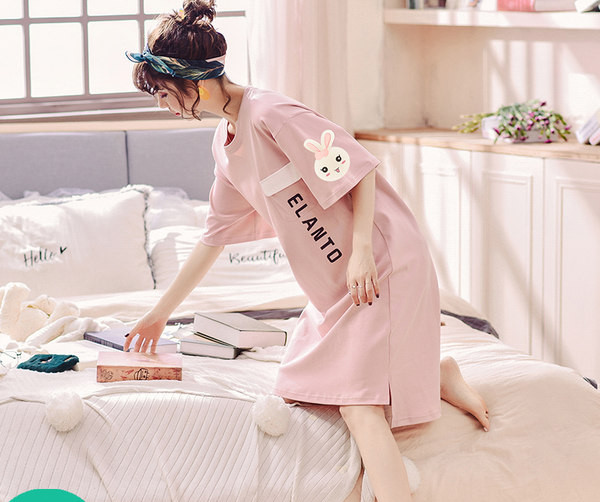 Ženska spavaćica sa aplikacijom u tri boje