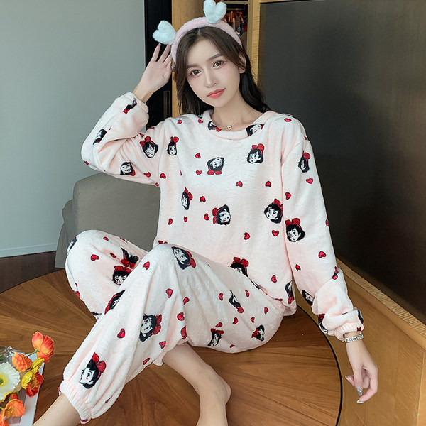 Стилна дамска пижама с бродерия от две части