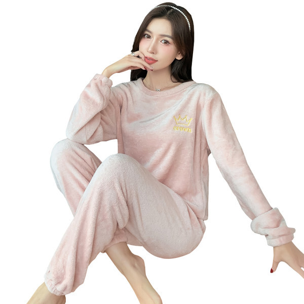 Стилна дамска пижама с бродерия от две части