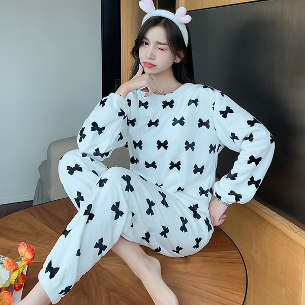 Дамска пижама от изкуствен велур в няколко цвята