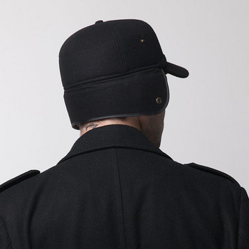 Мъжка зимна шапка с козирка - черен цвят