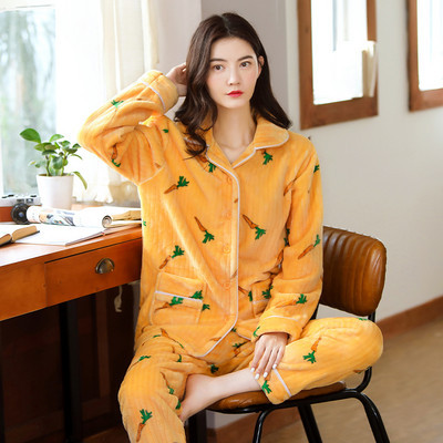 Дамска плюшена пижама с бродерия и закопчаване с копчета