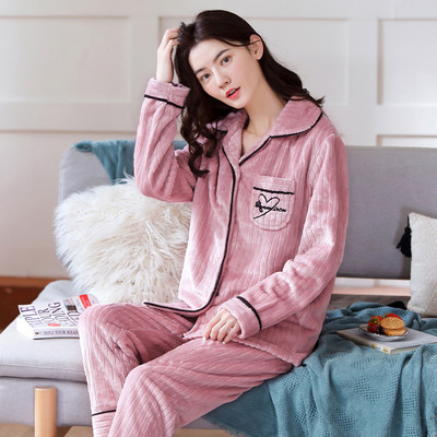 Дамска плюшена пижама с бродерия и закопчаване с копчета