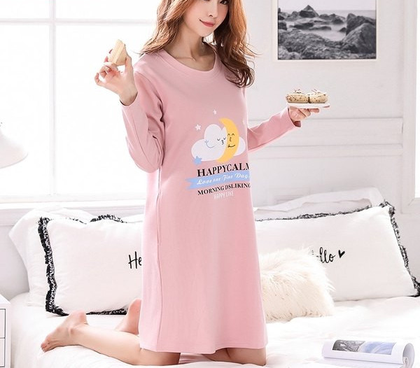 Ženska spavaćica s dugim rukavima i aplikacijom