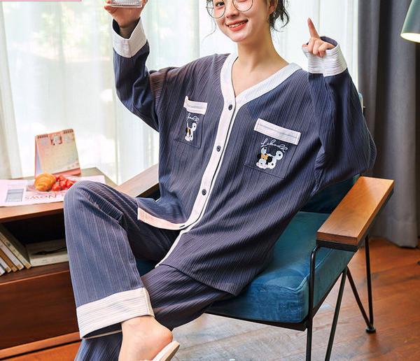 Ženska pidžama iz dva dijela sa gumbima i aplikacijama