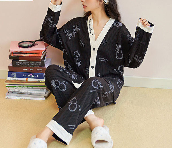 Ženska pidžama iz dva dijela sa gumbima i aplikacijama