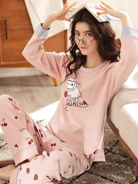 Ženska pidžama sa aplikacijom u boji u više boja