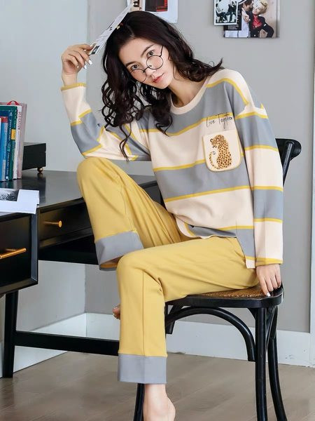 Ženska pidžama sa aplikacijom u boji u više boja