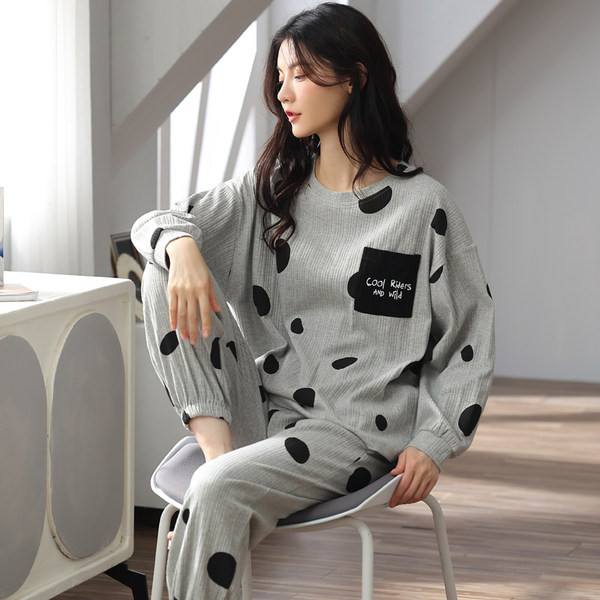 Актуална дамска пижава с овално деколте от две части